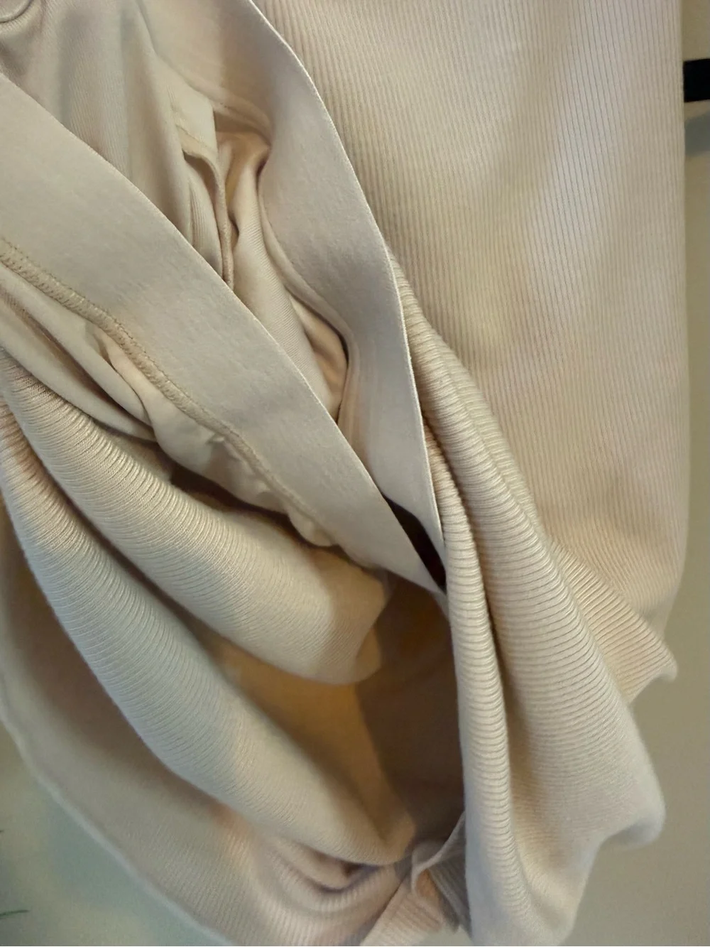 ALO Yoga En Point Ribbed Cream Tank Top Small 4 6 shirt Tan  EUC Built in Bra